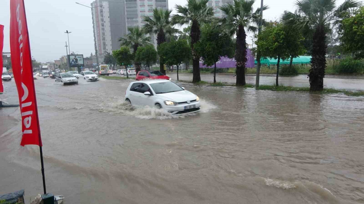 Adana’yı sağanak yağış vurdu, yollar göle döndü
