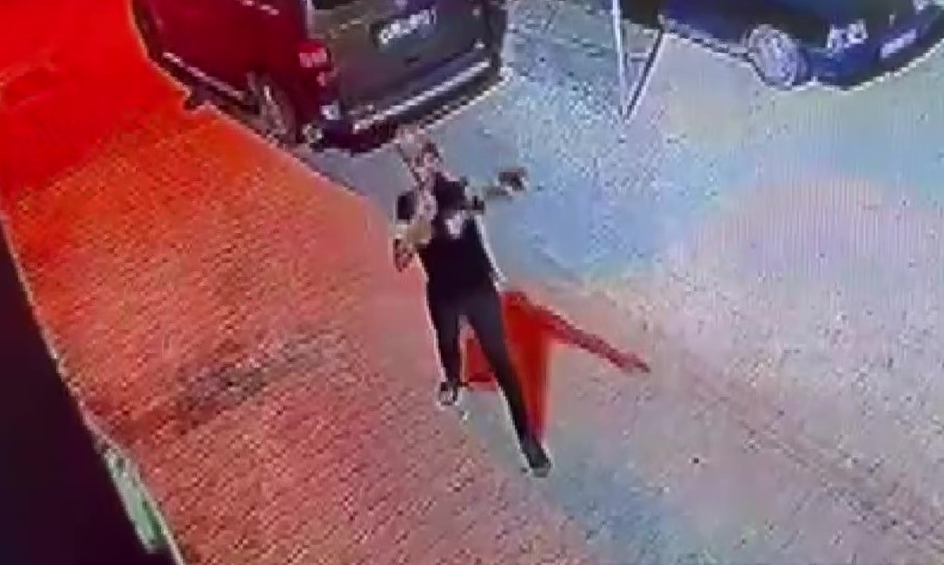 Silahı ateş almayınca panikledi, sonra yeniden ateş açtı... O anlar kamerada
