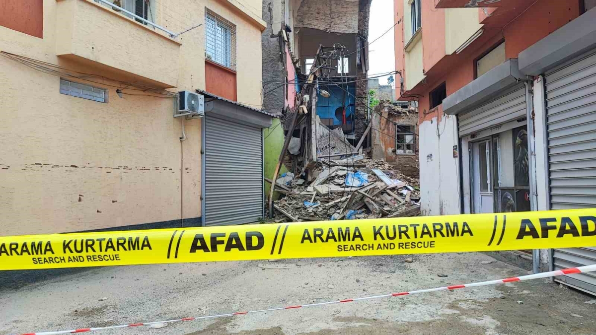 Sağanak ve deprem sonrası metruk binanın bir kısmı yıkıldı