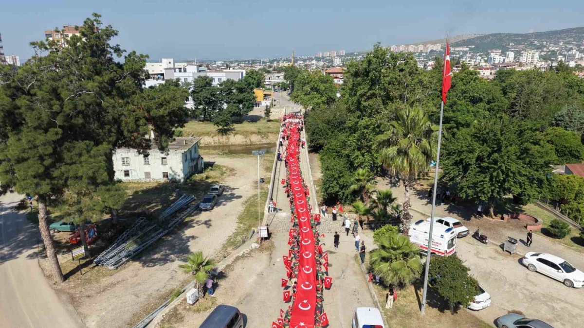 Kozan’da 106 metrelik bayrakla kurtuluş coşkusu

