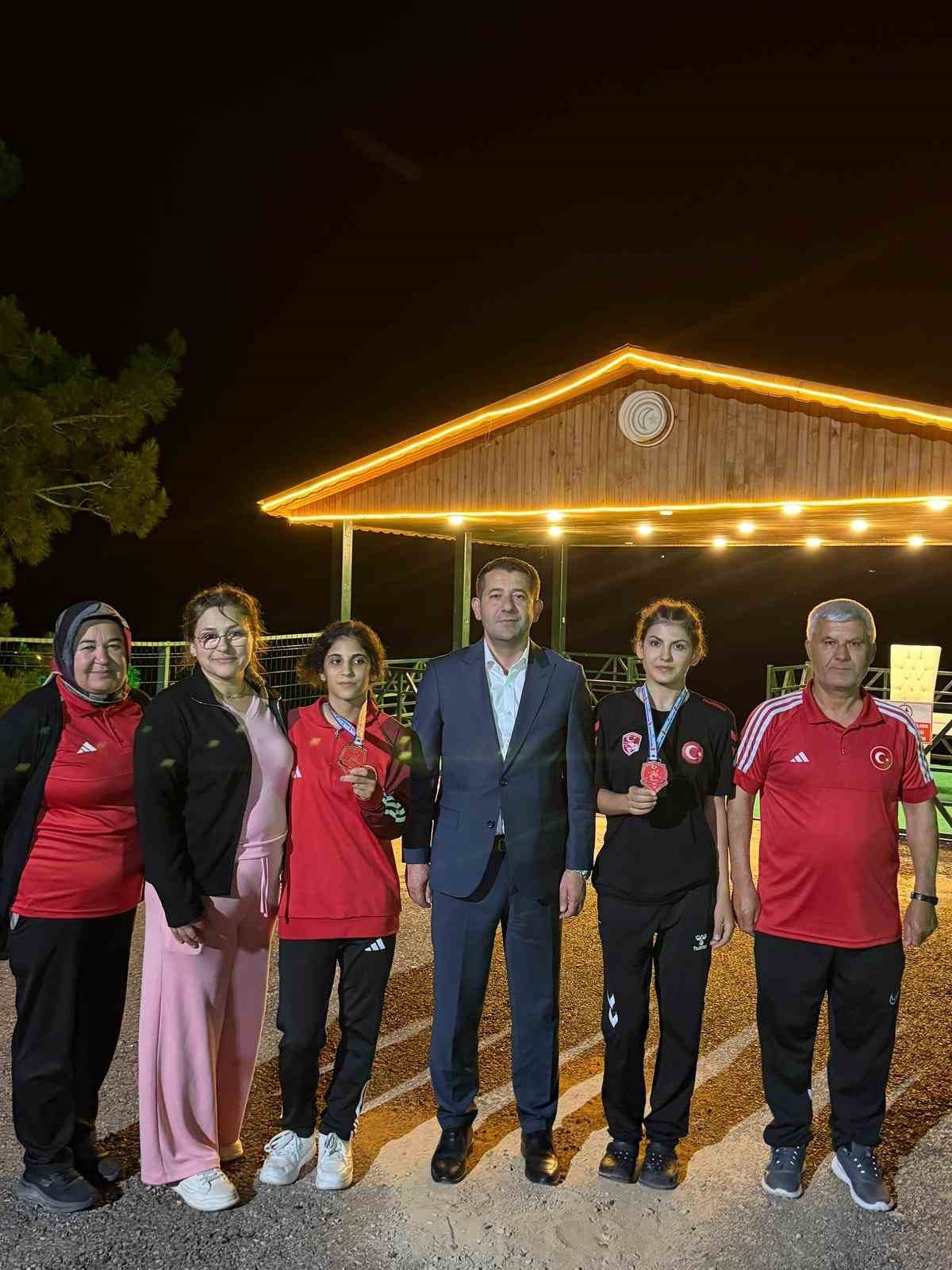 Genç güreşçiler Feke’nin gururu oldu