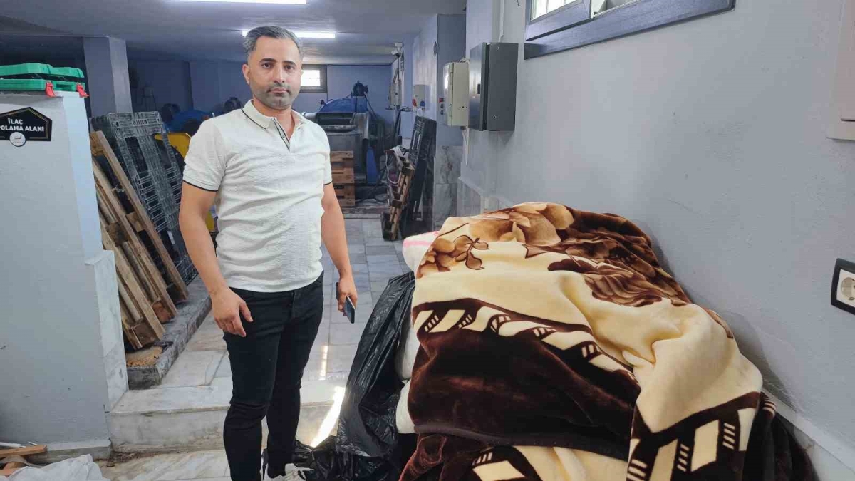 Battaniyenin içinden çıkan para ve cüzdanları teslim etti, yaşlı kadın poşeti sordu

