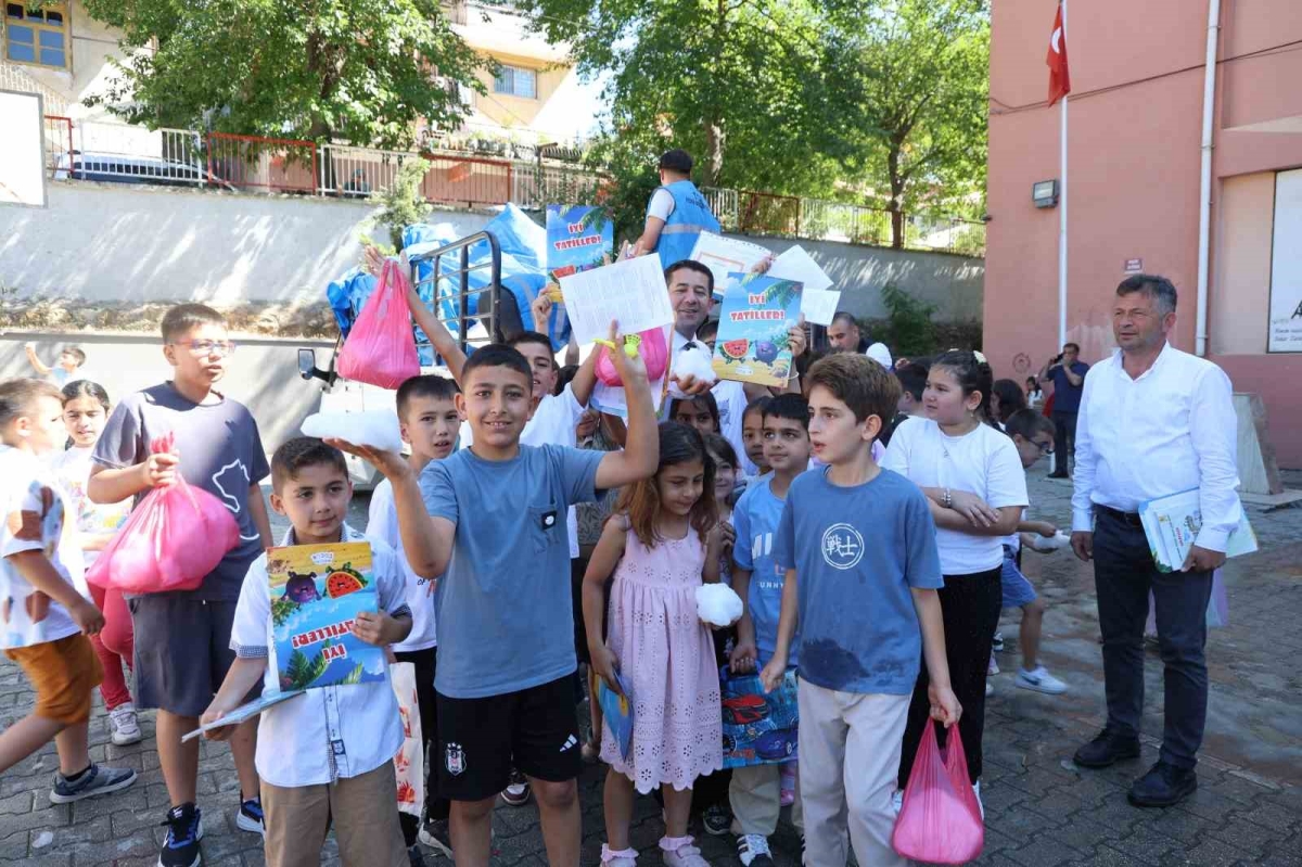 Adana sıcağında öğrencilere buz gibi karne hediyesi
