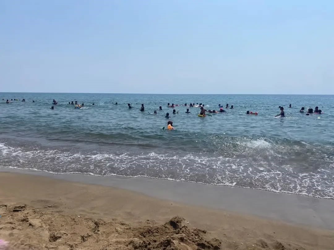 Koruma altındaki çocuklar deniz kampında moral depoladı
