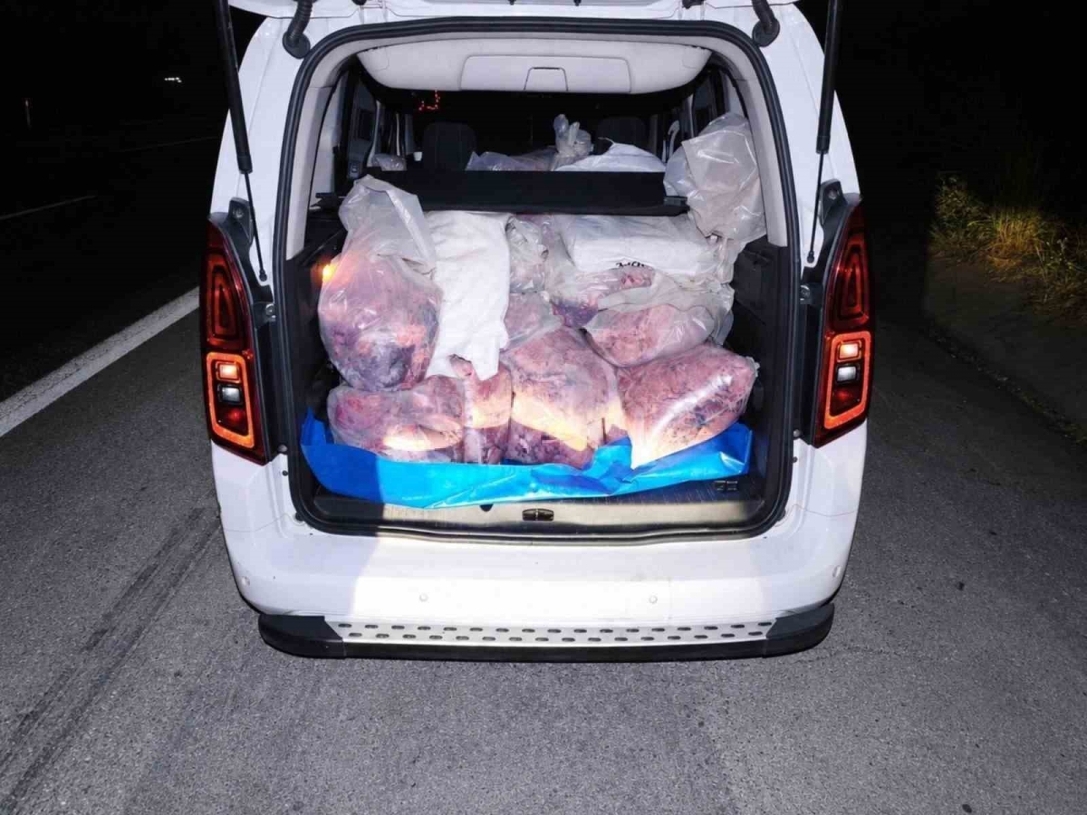 Mersin’de 877 kilogram kaçak sakatat ele geçirildi
