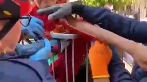 Koluna korkuluk demiri saplanan çocuk hastaneye kaldırıldı
