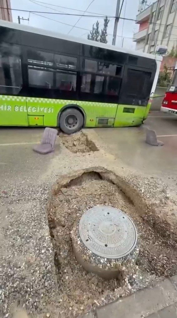 Adana’da belediye otobüsü yağış sonrası oluşan çukura düştü
