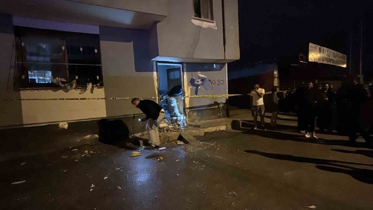 Adana’da 2’si çocuk 5 kişinin bulunduğu eve el yapımı patlayıcı attılar
