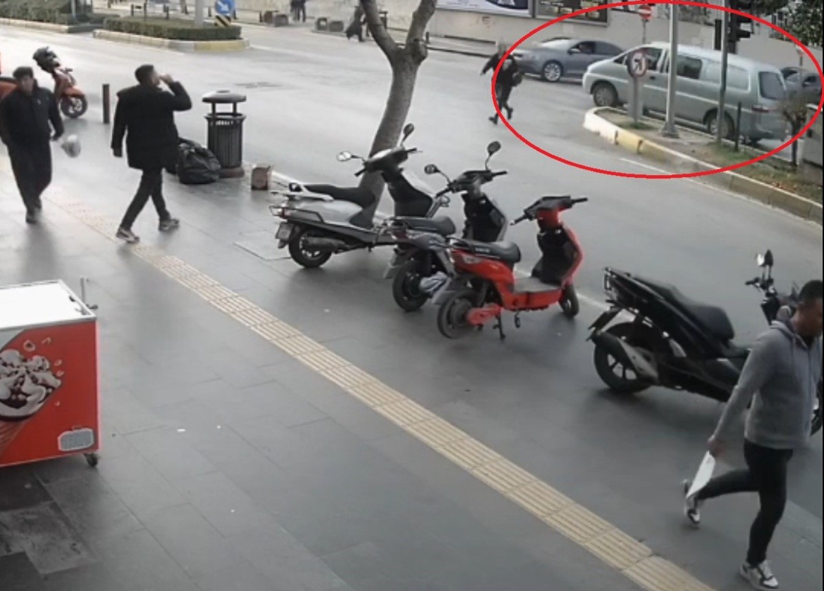 Kırmızı ışıkta geçen kamyonet ile otomobilin çarpışma anı kamerada: 1 yaralı
