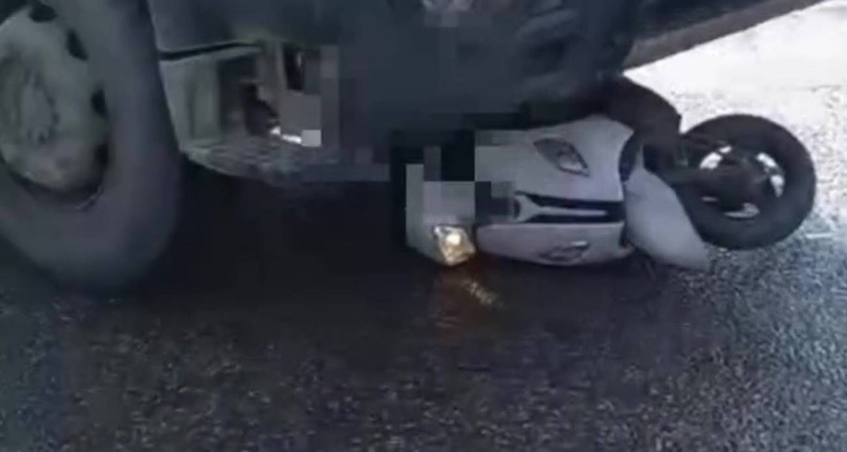 Beton mikserinin altında kalan motosikletli feci şekilde can verdi
