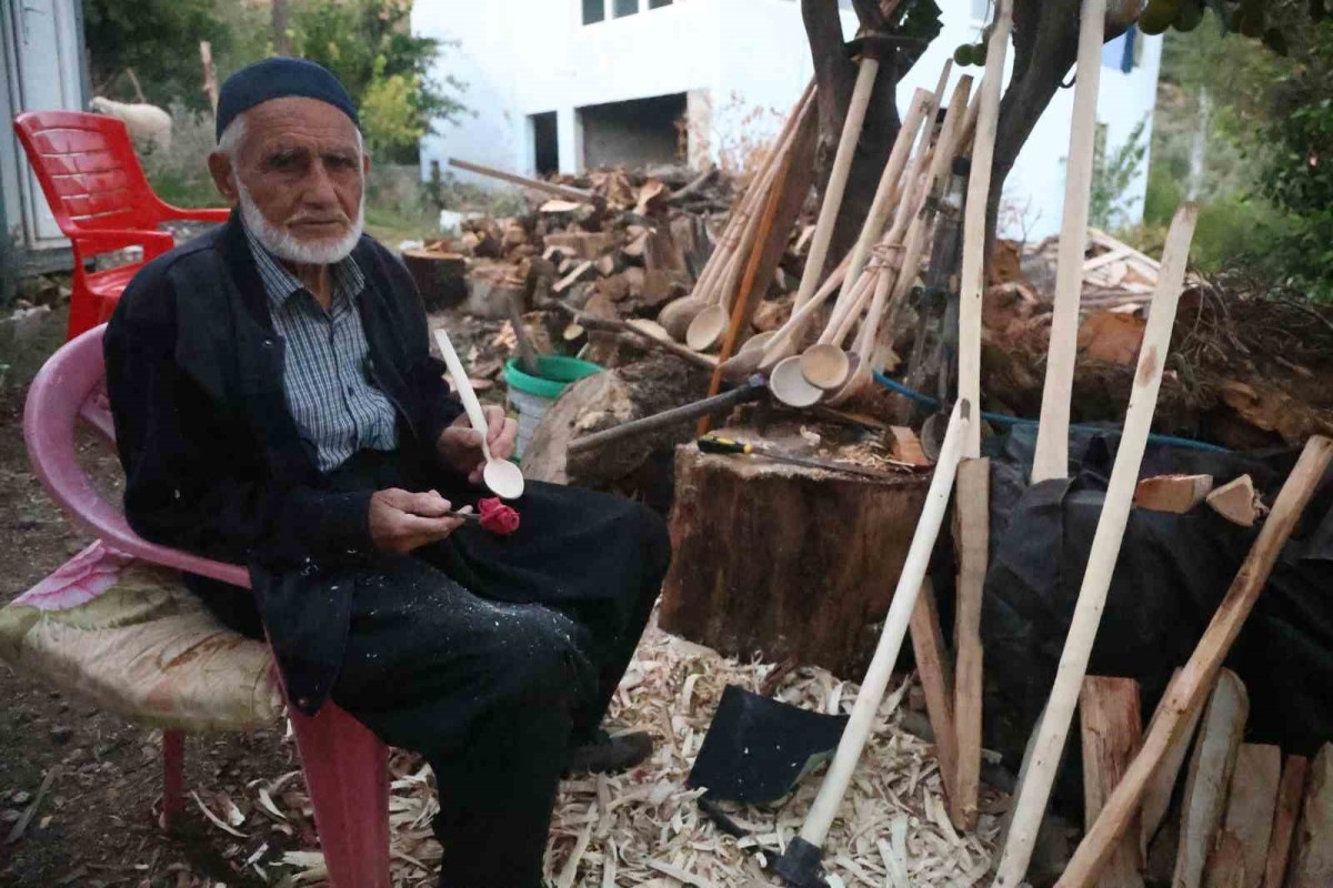 Hatay’da 85 yaşındaki usta, 70 yıldır ağaç dallarını keser ve bıçakla kaşığa dönüştürüyor
