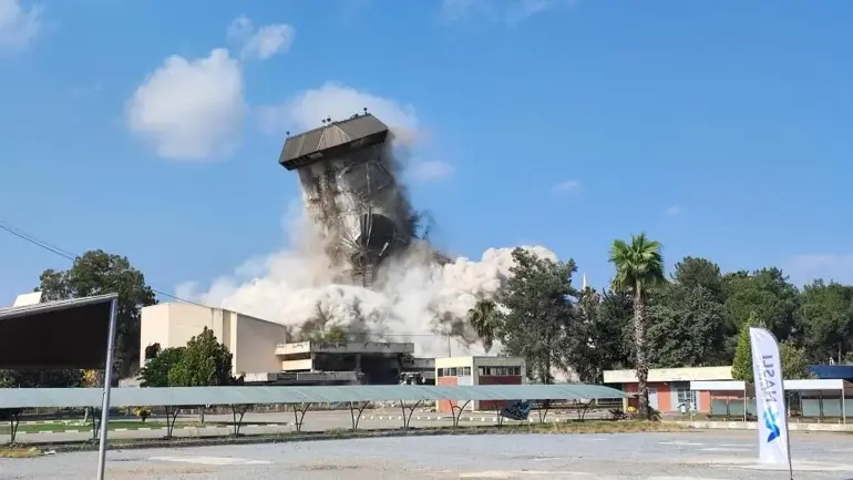 Adana’da depremde hasar gören 16 katlı Çukobirlik binası dinamitle yıkıldı
