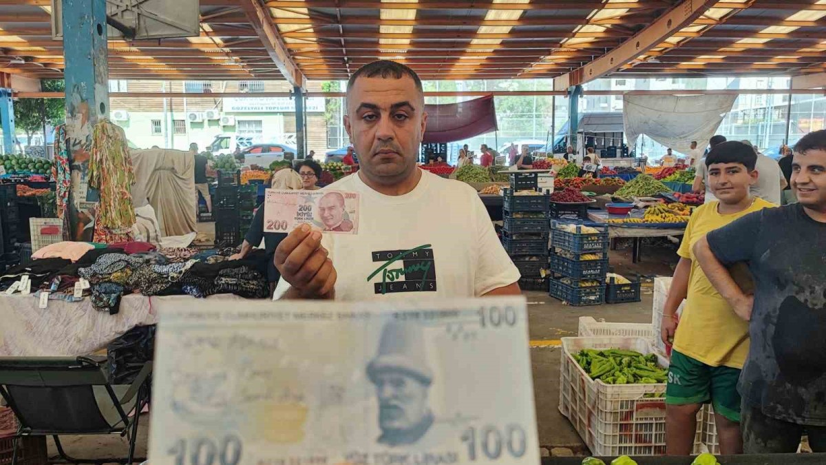 Aşkını paralara yazıp pazarda dağıttı
