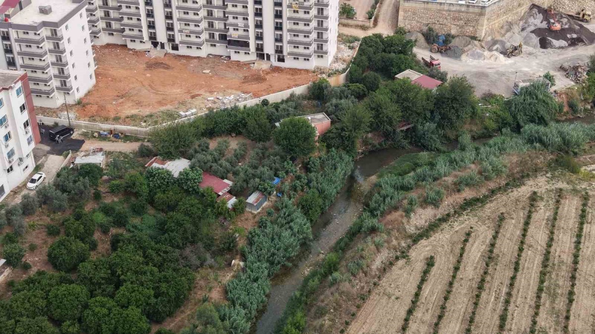 Kanalizasyonu akarsuya bağladılar, mahalle sakinleri sokağa çıkamıyor
