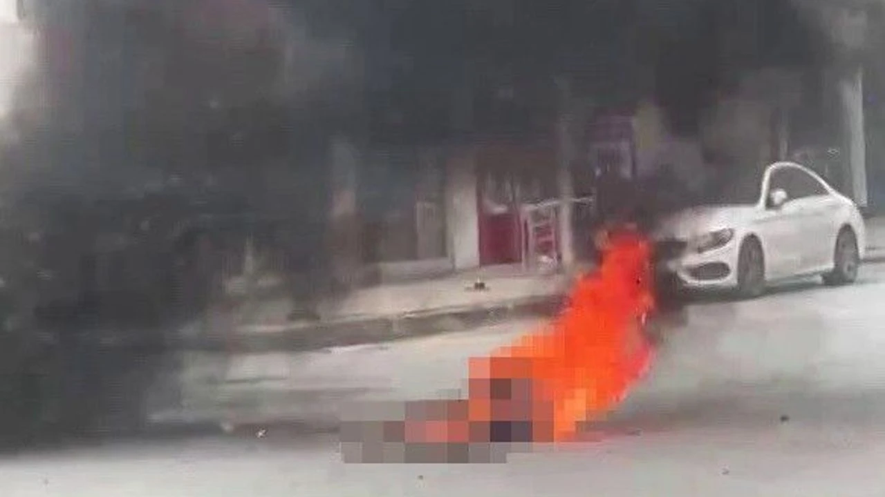 Zihinsel engelli şahıs üzerine benzin döküp kendini yaktı: Korku dolu anlar kamerada
