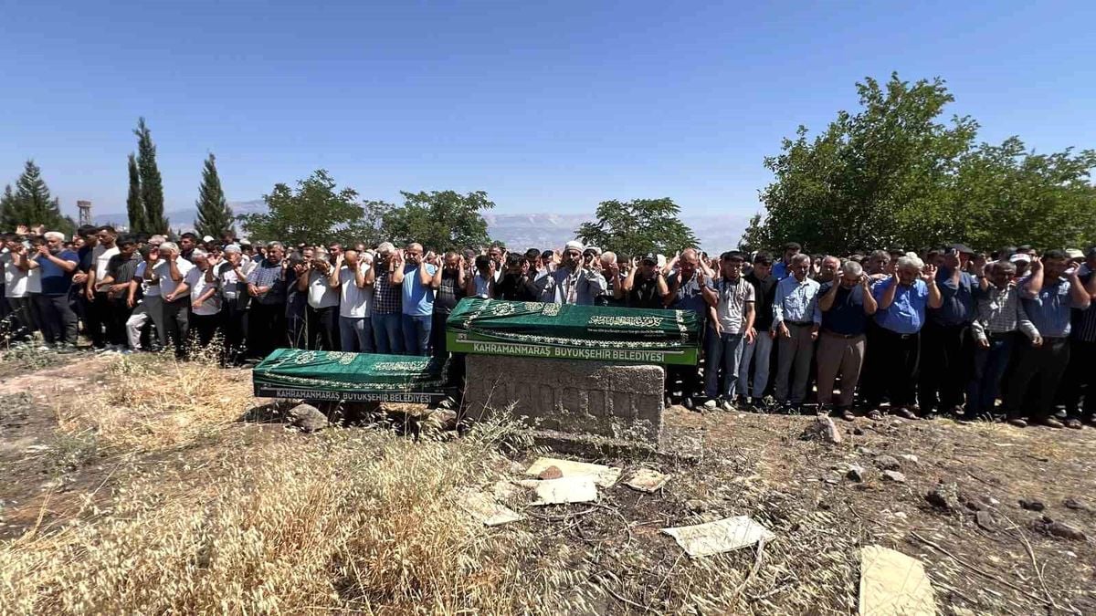 Trafik kazasında hayatını kaybeden anne-oğul Kahramanmaraş’ta son yolculuğuna uğurlandı
