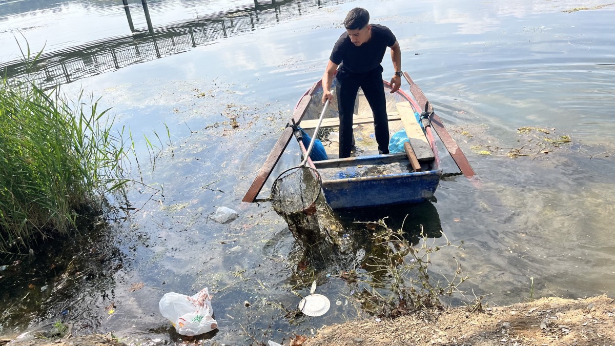 Seyhan Nehri kirliliğe teslim oldu, gönüllü genç sandalla temizliğe çıktı