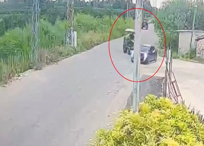 Traktöre çarpan cip şarampole yuvarlandı, 4 kişi yaralandı
