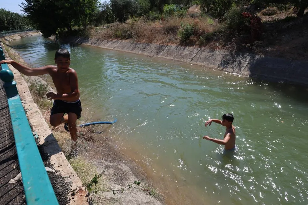 Adana sıcağına dayamayan gençler 