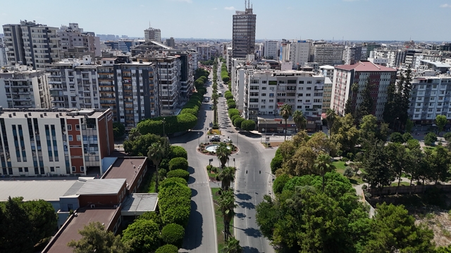 Sıcak hava Adana’nın simge noktalarını sessizliğe bürüdü
