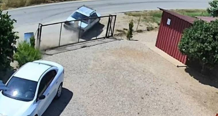 Takla atan otomobil güvenlik kamerasına yansıdı: Aynı aileden 2 kişi yaralandı, 3 çocuk kurtuldu
