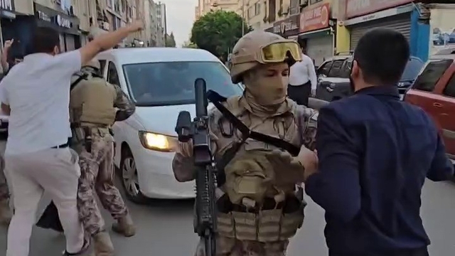 Kuytul çiftine gözaltıyı engellemek için polis aracının önüne yatmaya çalıştılar
