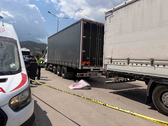 Tırın stop lambasını tamir ettirirken başka bir tırın çarpmasıyla sıkışıp can verdi
