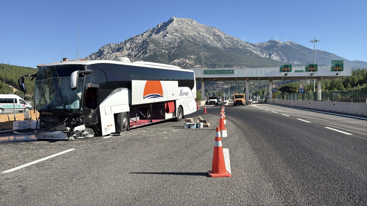Yolcu otobüsü bariyere çarptı: 5 yaralı
