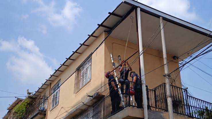 Adana’da tavana sıkışan güvercini itfaiye kurtardı