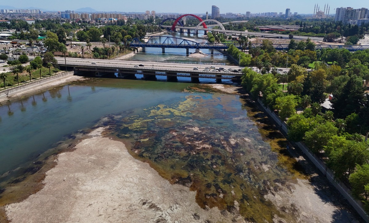 Seyhan Nehri’nde sular çekildi, kirlilik ortaya çıktı
