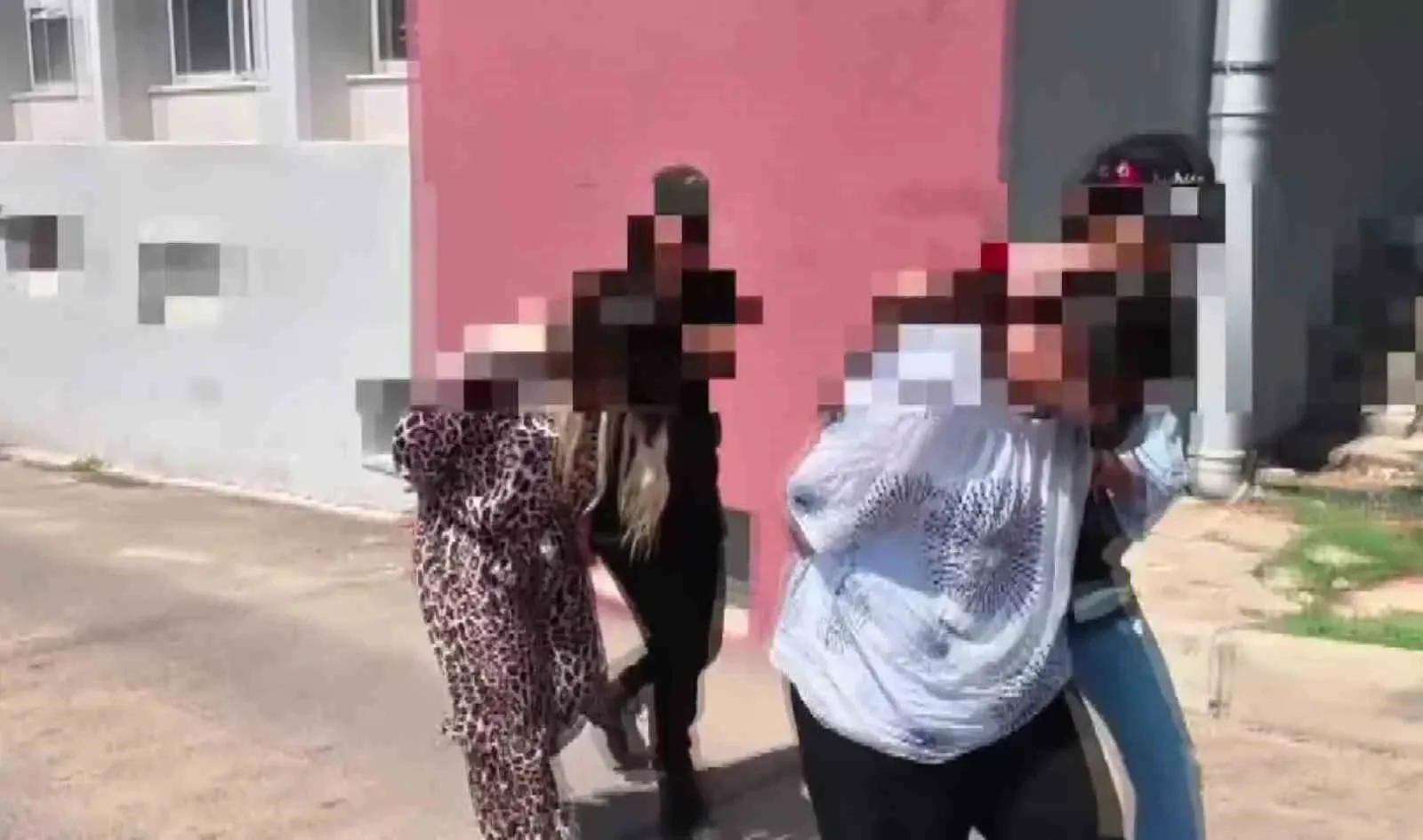 1.5 kilo metamfetamin iki kadın kuryenin bağırsak ve midesinden çıktı
