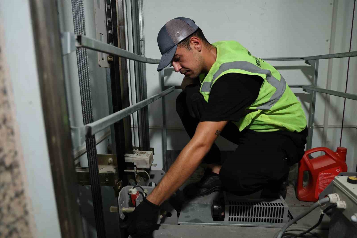 Adana’da asansörler kırmızı alarm veriyor

