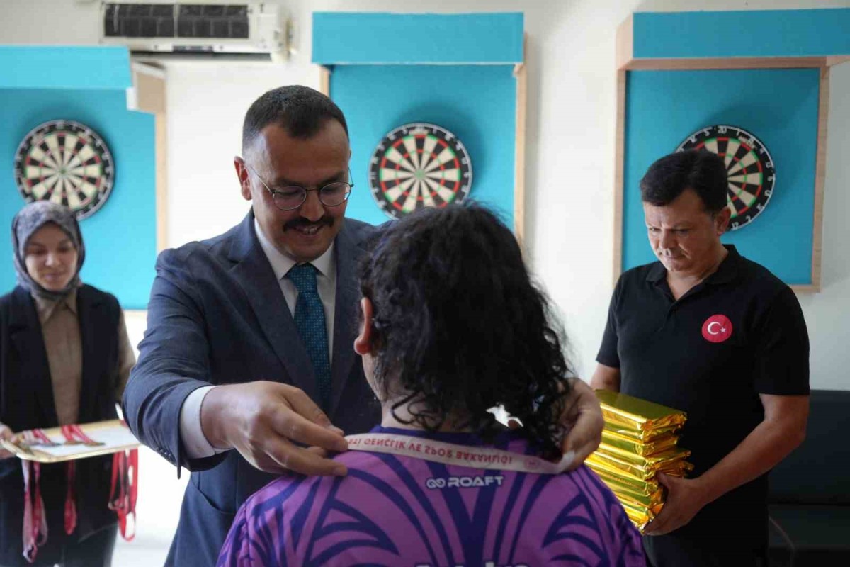 Dartta dereceye giren kız çocuklarına Başsavcıdan tebrik
