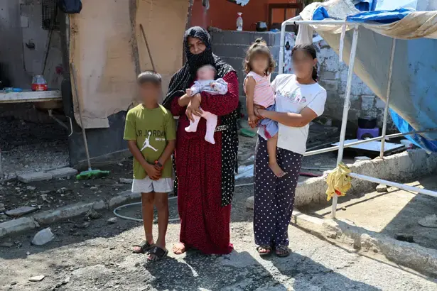 Ev alma hayaliyle kandırıldı, 5 çocuğuyla ahırda yaşamaya başladı
