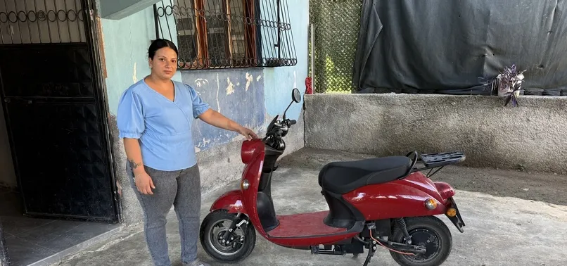 Çocuklarını okula götüren anneye ehliyetsiz sürücü çarptı: O anlar kamerada
