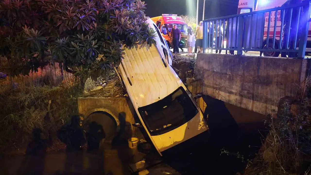 Adana’da şiddetli yağışta kayan otomobil sulama kanalına düştü: 2 yaralı