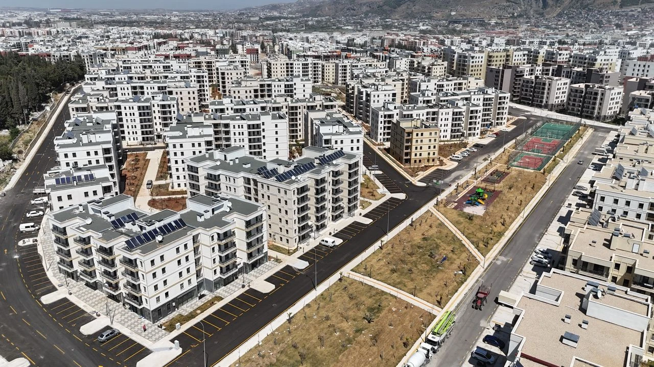 Depremin ardından çorak araziye dönen bölge depremzede vatandaşlara yuva oldu
