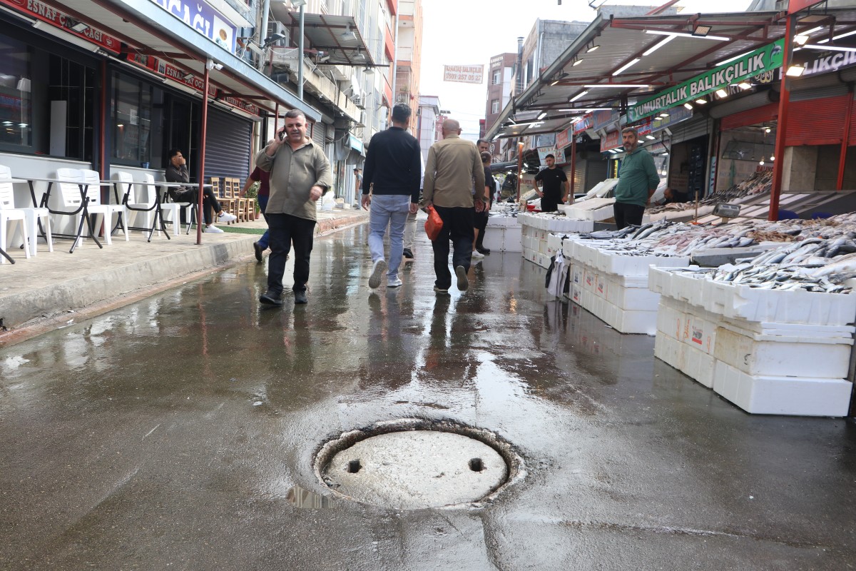 Tıkanan kanalizasyon giderini kendi açan esnaf ASKİ’ye tepki gösterdi
