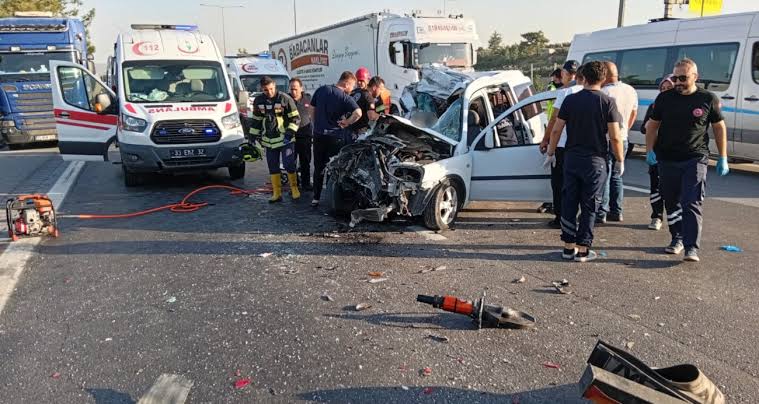 Mersin’de otomobil çekiciye arkadan çarptı: 2 ölü, 1 yaralı
