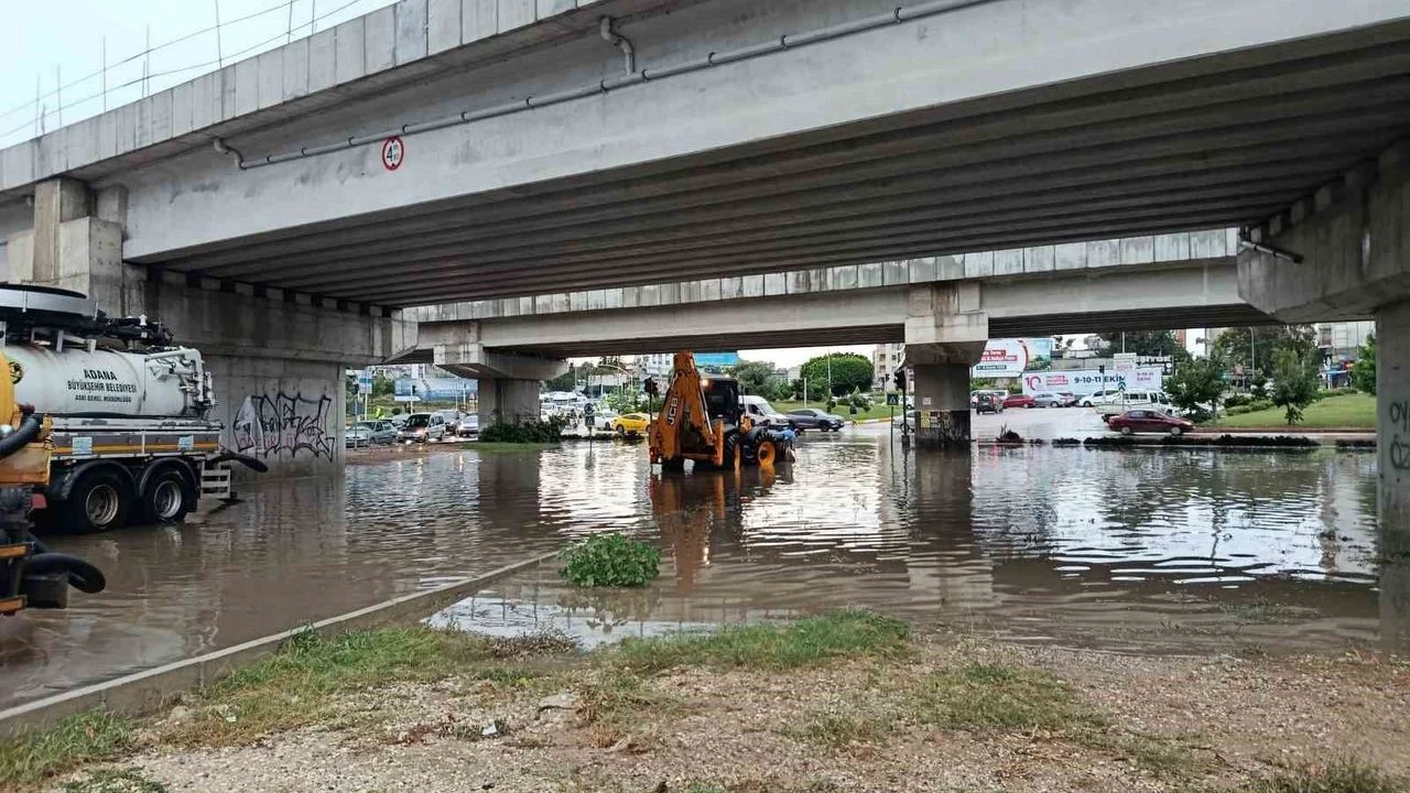 Adana’da sağanak yağış hayatı olumsuz etkiledi