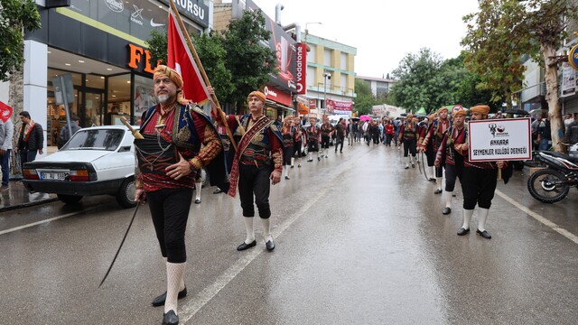 Kozan’da 10. İsmet Atlı Karakucak Güreşleri yağmura rağmen kortej yürüyüşüyle başladı
