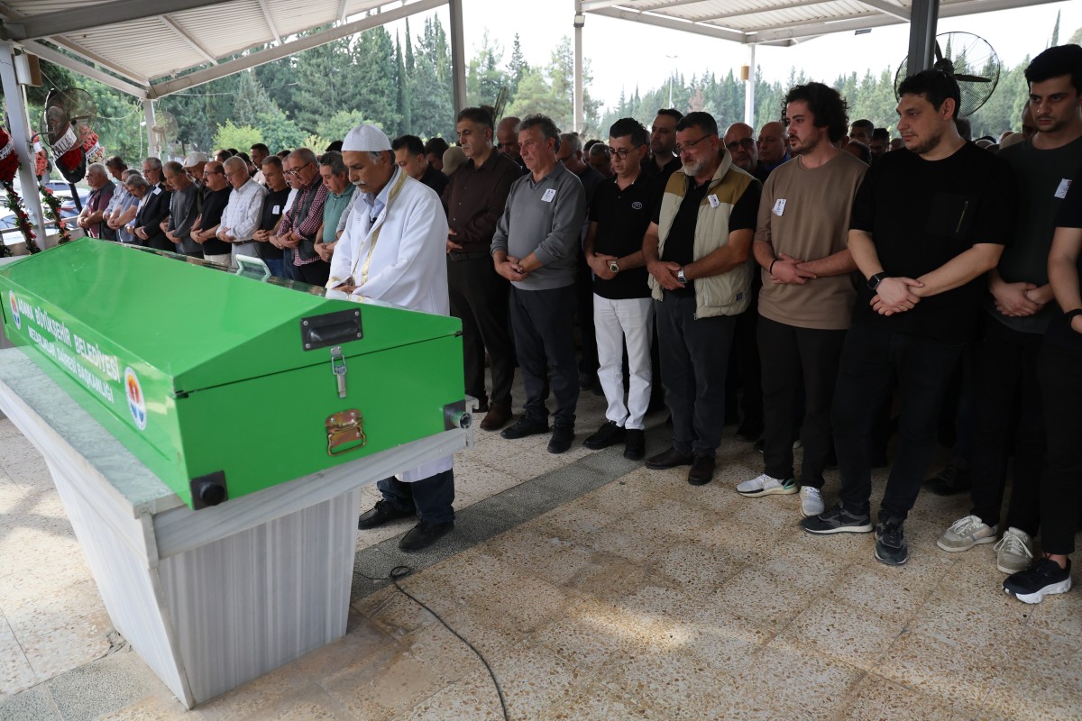 Tekne kazasında hayatını kaybeden doktor, gözyaşlarıyla toprağa verildi
